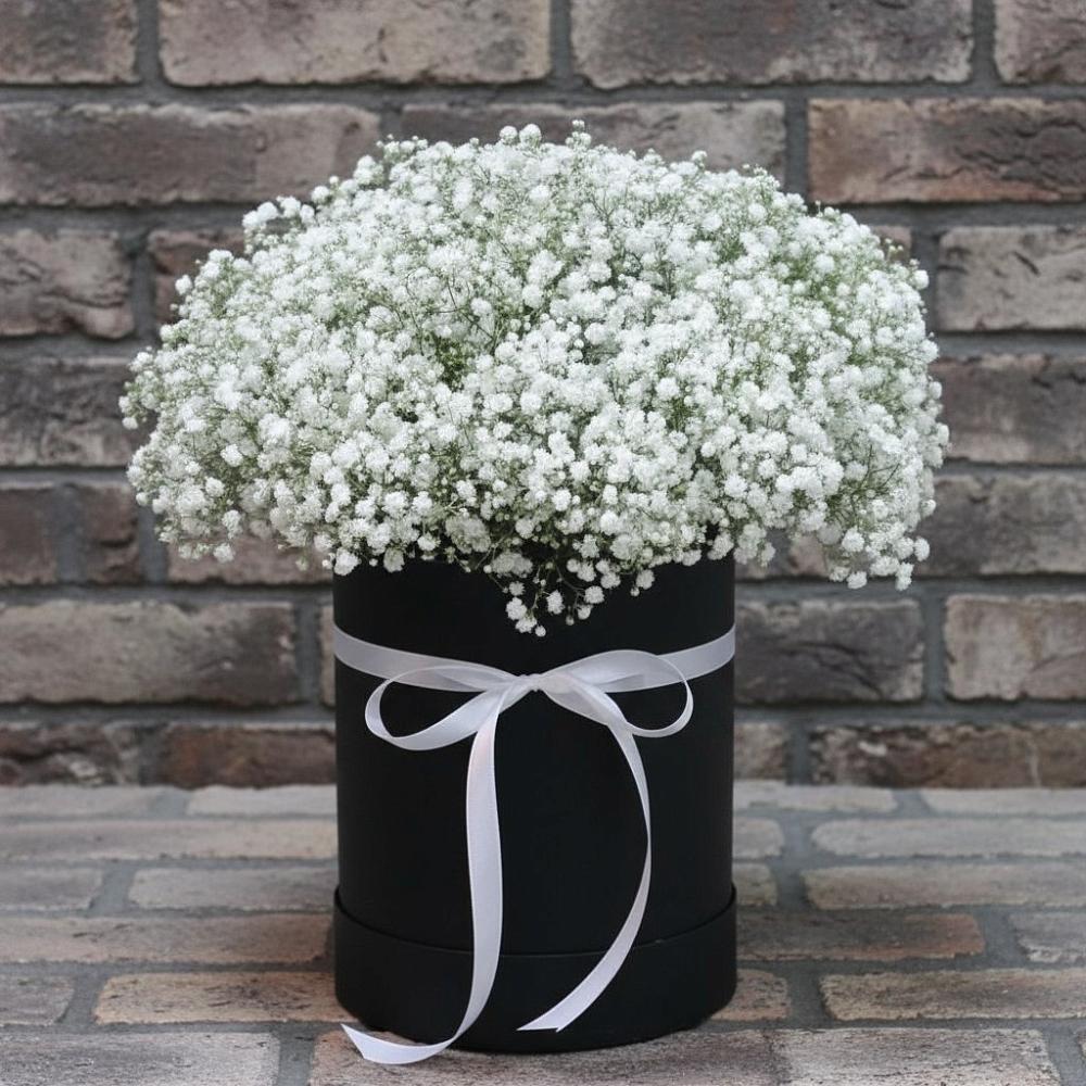 Цветочная композиция из Гипсофила в шляпной коробке в Никольский