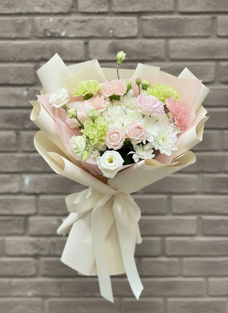 Букет цветов из: Гвоздики, Розы, Лизиантусы и Хризантемы в Никольский