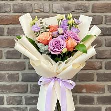 Букет цветов из:  Лизиантусы и Розы в Никольский