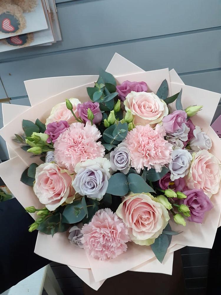 Букет цветов из: Розы, Гвоздики и Лизиантусы в Никольский